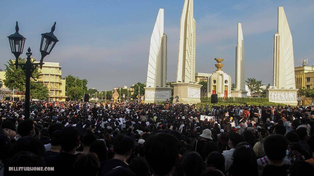การประท้วง ในประเทศไทยและภาวะฉุกเฉินเพิ่มขึ้น ประเทศไทยได้ยกเลิกพระราชกำหนดฉุกเฉินที่ใช้บังคับเมื่อสัปดาห์ที่แล้วเนื่องจากพยายามยุติการประท้วง