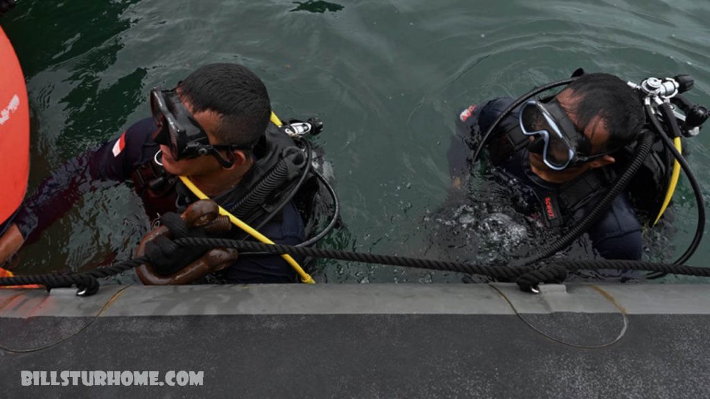 นักดำน้ำ อินโดนีเซียค้นหาซากเรือที่จมหาย กองทัพเรือชาวอินโดนีเซียได้เผยแพร่ภาพของนักดำน้ำที่ค้นหาซากเครื่องบินโดยสารที่ตกในทะเลเมื่อสุดสัปดาห์ที่ผ่านมา