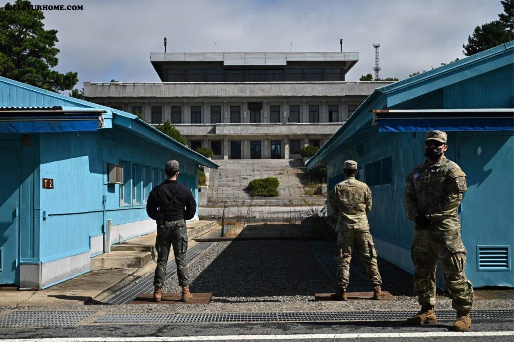 ทหารสหรัฐ ที่ลี้ภัยไปยังเกาหลีเหนือ ทหารอเมริกันรายหนึ่งซึ่งรับใช้เรือนจำเกาหลีใต้เกือบ 2 เดือนหลบหนีข้ามพรมแดนติดอาวุธหนัก