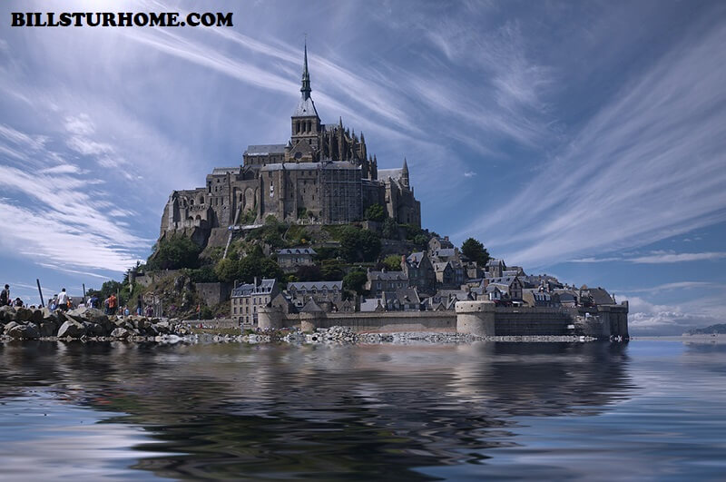 มงแซงต์มิเชล ฉลองครบรอบ 1,000 ปี อาราม Mont-Saint-Michel ผู้เป็นที่รักของฝรั่งเศสได้ฉลองครบรอบ 1,000 ปีนับตั้งแต่มีการวางศิลาฤกษ์ก้อนแรก
